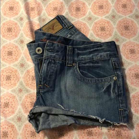 American Eagle Frayed Shorts Medium Wash Sz 6 - Picture 2 of 5